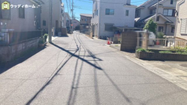 越谷市南荻島　中古一戸建ての前面道路含む現地写真