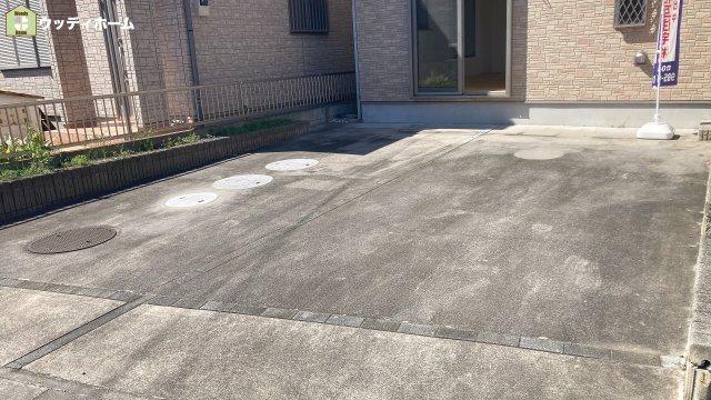 越谷市南荻島　中古一戸建ての駐車場