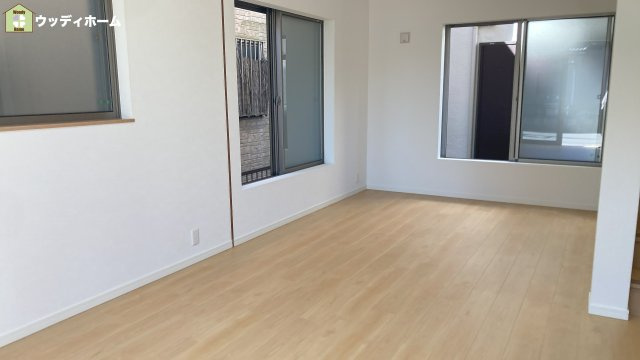 越谷市南荻島　中古一戸建ての居間・リビング