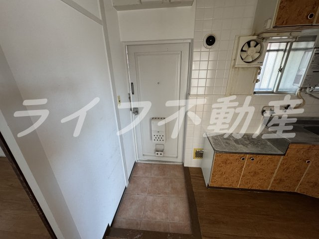 八戸ノ里マンションの玄関|収納もある玄関です