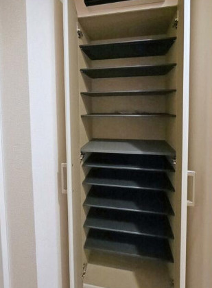 メゾンSKM蔵前の玄関|収納豊富です
