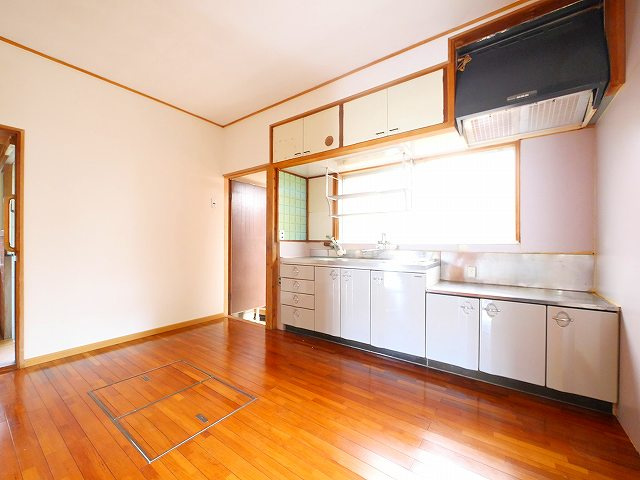 奈良県奈良市七条１丁目　戸建の居間・リビング|ゆったりとした居間です