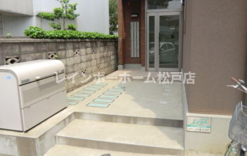 葛飾区東金町４丁目の賃貸マンションのエントランス