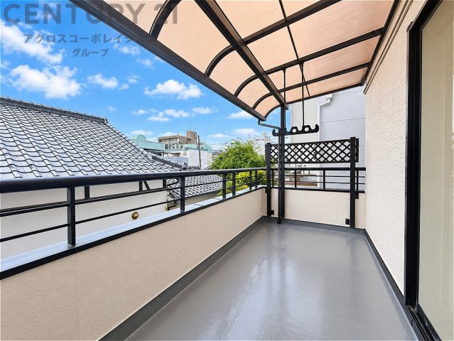 屋根付きの広々としたバルコニーは、急な雨にも対応でき毎日のお洗濯にも便利。開放感のある眺望と心地よい風を感じられ、洗濯物もたっぷり干せるゆとりある空間です。