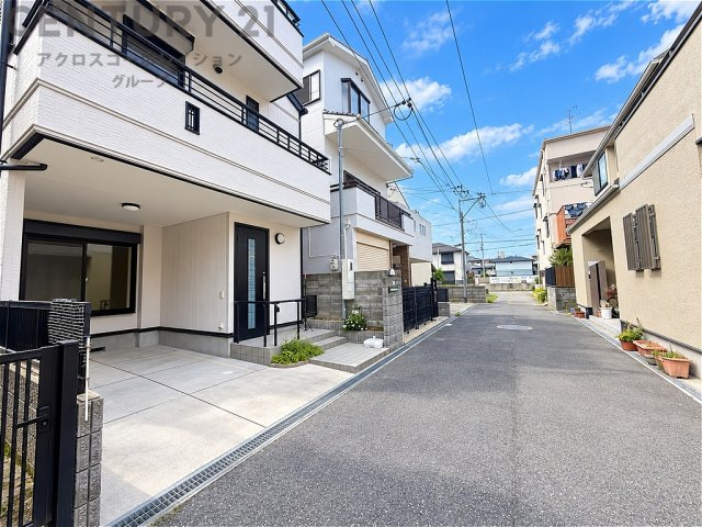 閑静な住宅街に位置する落ち着いた住環境。前面道路は車通りも比較的少なく、穏やかな街並みが魅力です。周辺は戸建住宅が並び、毎日の暮らしを快適に過ごせる住環境です。
