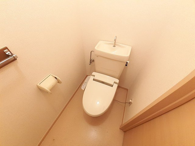 ＰＬＵＭファミ－ル２のトイレ|落ち着いた色調のトイレです