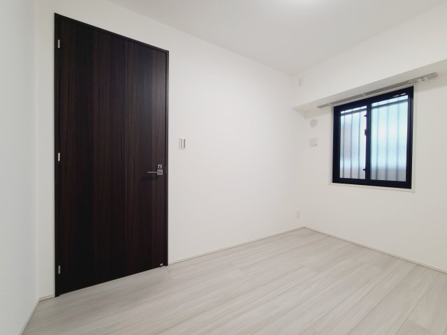 オープンレジデンシア桜並木ステーションフロントの洋室|〇全てのお部屋に窓と収納を備えていますので広さを問わず快適にお過ごし頂けます。