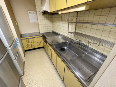 【キッチン】 | 須磨名谷ハウス1号棟 | ※画像は実際の写真に家具・調度品を消去するAI加工を施しています
