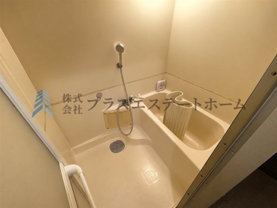 【浴室】 | 須磨名谷ハウス1号棟 | ※画像は実際の写真に家具・調度品を消去するAI加工を施しています

