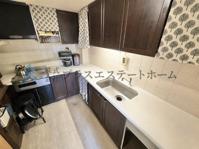 【キッチン】 | ポートピアプラザB棟 | L字キッチンで収納力があり、IHコンロ搭載です♪※画像は家具・調度品を消去するAI加工を施しています
