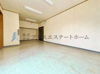 【その他】 | 長田区長尾町2丁目戸建 | 約15.3帖の土間スペース付き♪※画像は実際の写真に家具・調度品を消去するAI加工を施しています