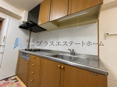 【キッチン】 | サンワプラザ神戸大開通 | 便利な3口コンロが搭載されています♪※画像は実際の写真に家具・調度品を消去するAI加工を施しています