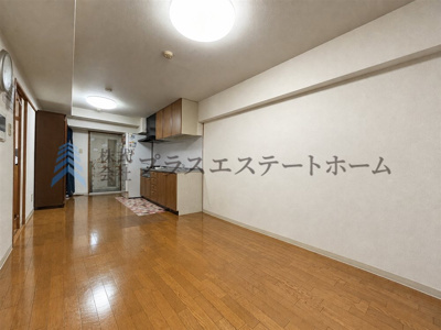 【居間・リビング】 | サンワプラザ神戸大開通 | LDKには床暖房付きです♪
※画像は実際の写真に家具・調度品を消去するAI加工を施しています