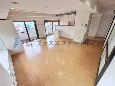 【居間・リビング】 | ブルックス神戸 | LDKは約22.0帖の広さ。リビングは落ち着いた色合いのフローリングが特徴です。