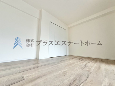 【洋室】 | シーアイマンション須磨エクシード | 木目調のフローリング材でナチュラルな見た目のため暖かく落ち着いた雰囲気のお部屋です♪
