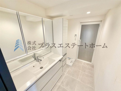 【独立洗面台】 | シーアイマンション須磨エクシード | 縦型LEDライトで明るく、三面鏡付きの洗面台で朝の身支度も整います♪