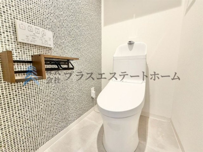 【トイレ】 | シーアイマンション須磨エクシード | モザイクのタイル風アクセント壁がかわいい♪小さなシェルフがついてあるので小物沖に◎♪