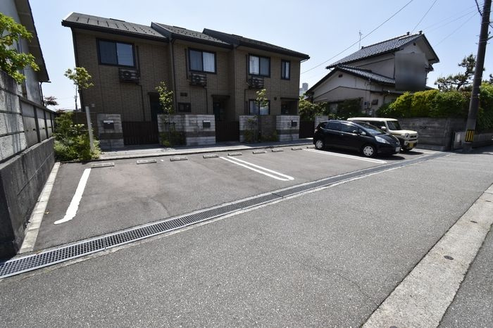ラフィーネ長江の駐車場