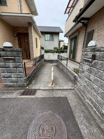 高石市東羽衣2丁目9-10の前面道路含む現地写真
