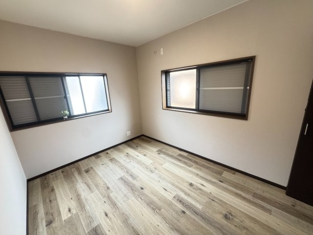 堺市西区上436－12の洋室