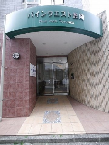パインウエスト豊岡のエントランス