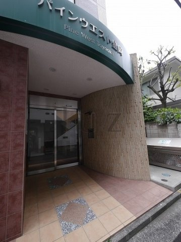 パインウエスト豊岡のエントランス