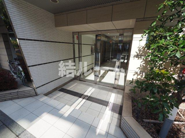 新宿区新宿７丁目の賃貸マンションのエントランス