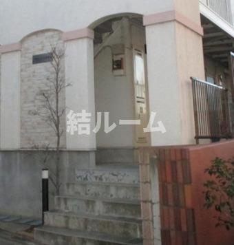 北区岩淵町のアパートのエントランス