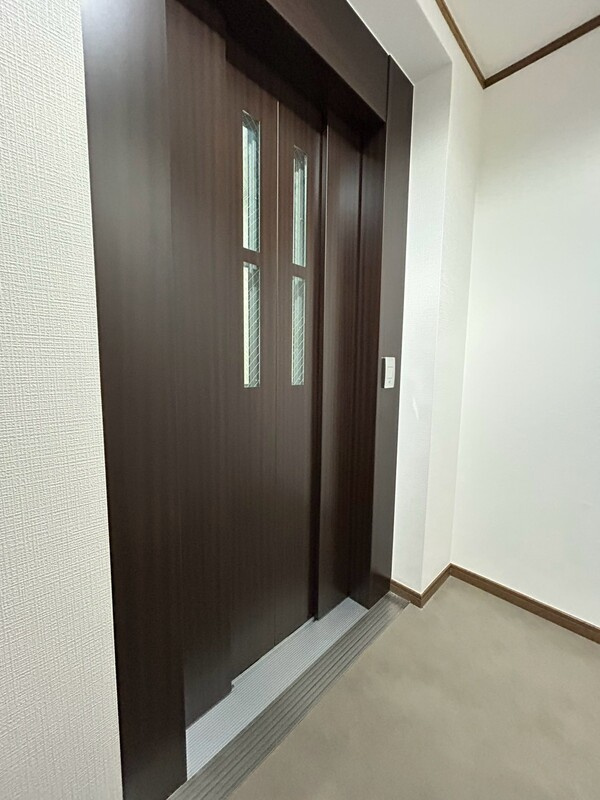 根岸ビルの玄関
