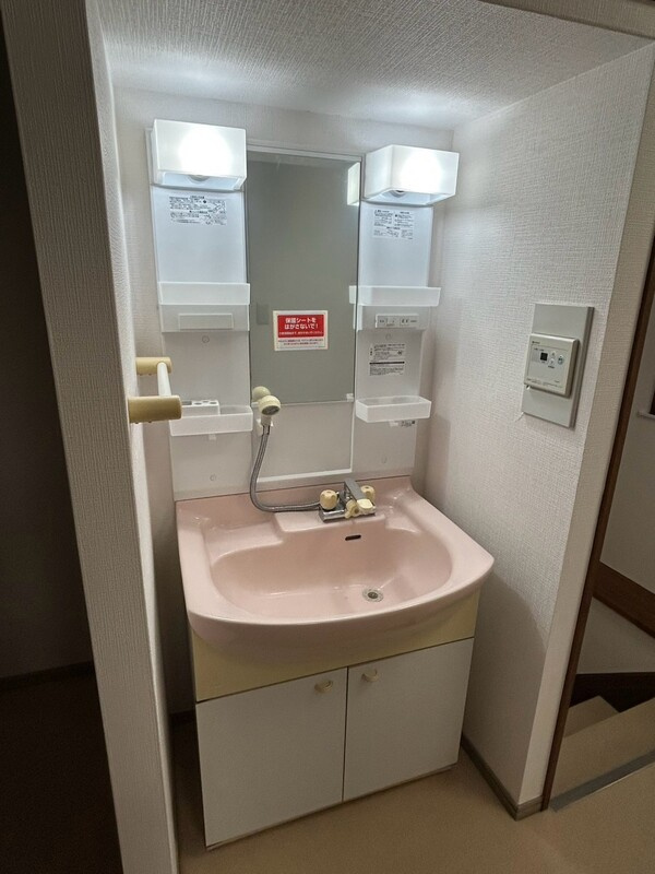 根岸ビルの洗面所