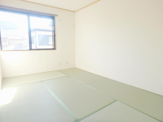 日差し差し込む明るい6帖和室は寝室にいかがでしょう☆