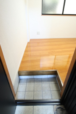 ★段差が高い分居室と玄関の区別が付いております★