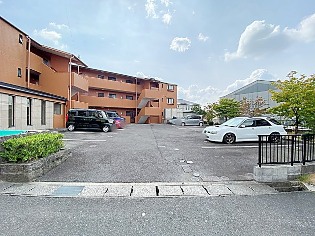 アーデルコート岩崎台の駐車場