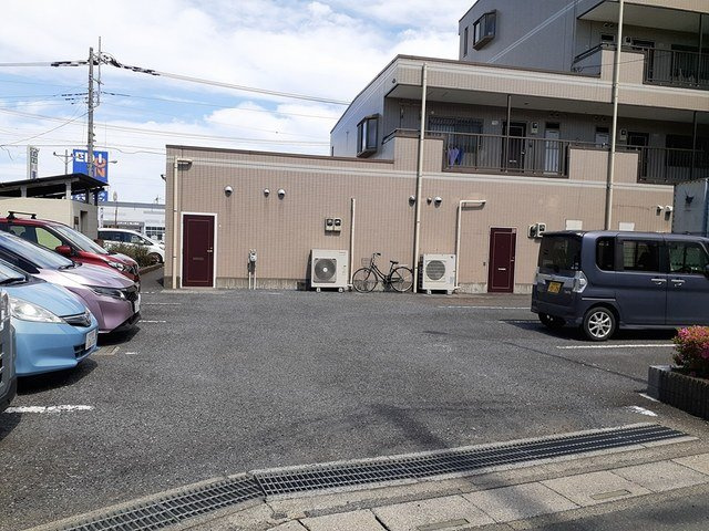 クレストヴィラヒヨシの駐車場