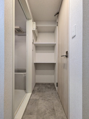 洗面所の収納棚※清掃前の写真です。