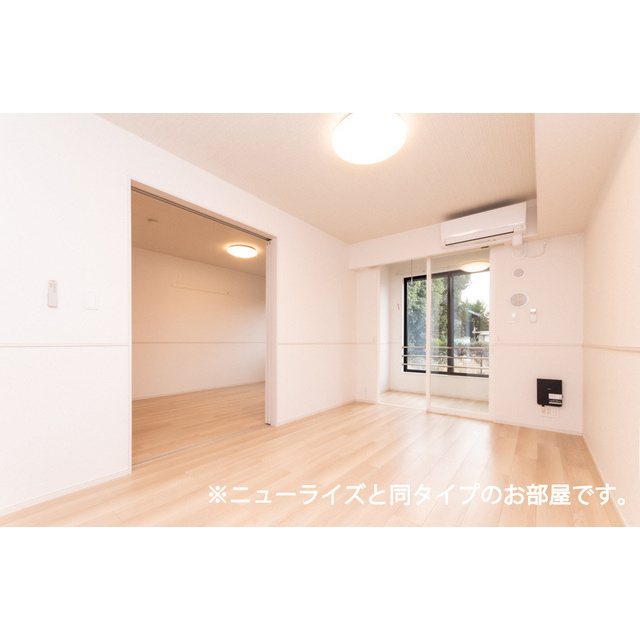 岐阜市西鶉２丁目のアパートの居間・リビング