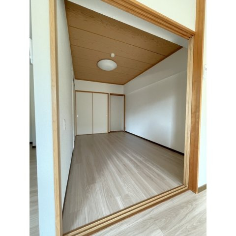 ＳＫＹ．Ｔの居間・リビング|南洋室5帖・照明器具・押入