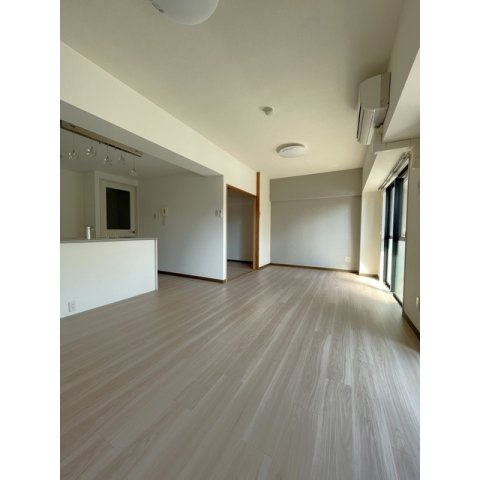 ＳＫＹ．Ｔの居間・リビング|LDK15帖・エアコン、照明器具・南向き