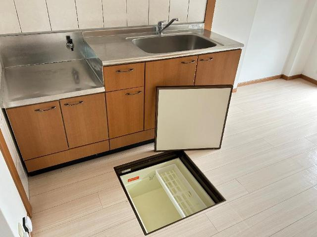 ハイツ・サンドヒルズのキッチン|床下収納