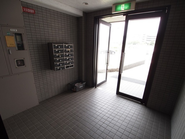 ディアコート王寺のエントランス