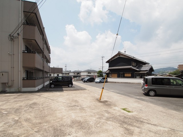 ディアコート王寺の駐車場
