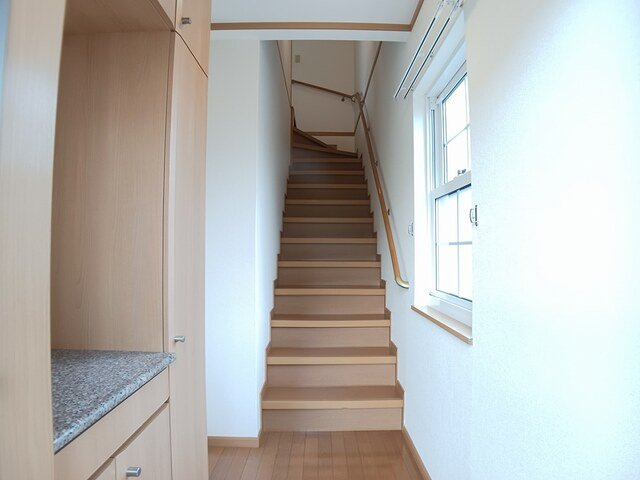 コンフォートみやび台Ⅱの玄関|収納もある玄関です