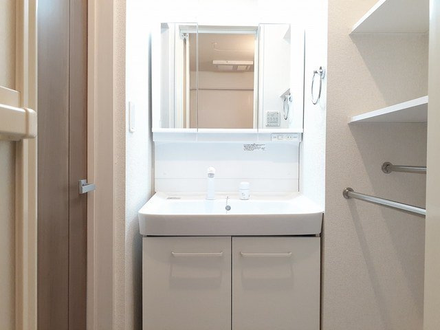 ヒカルサ高岡角ウエストの洗面所|洗面所です