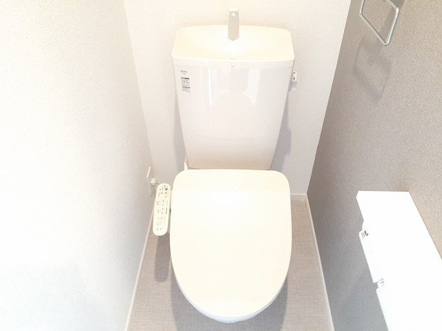 ヒカルサ高岡角ウエストのトイレ|清潔感のあるトイレです