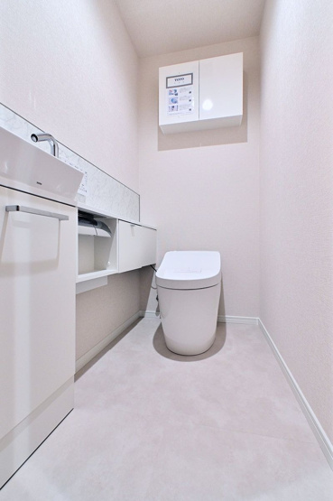 【トイレ】 | 東峰マンションアーバンスクエア博多駅 | お掃除が楽で見た目もスッキリなタンクレストイレ。収納スペースも豊富にあります