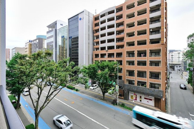 【展望】 | 東峰マンションアーバンスクエア博多駅 | バルコニー前面は道路になっているのでさえぎる建物もなく、開放感があります