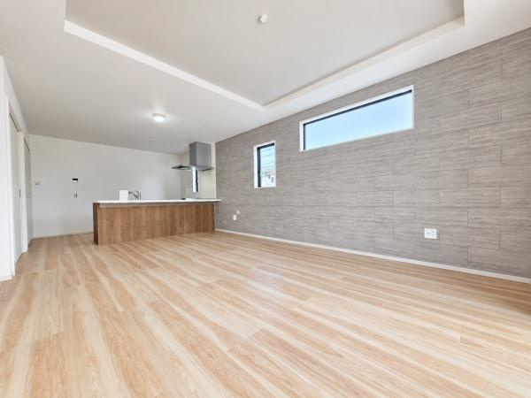 横浜市瀬谷区阿久和西２丁目の新築一戸建の居間・リビング|家族が自然と集まるリビングは
落ち着きのある空間です♪