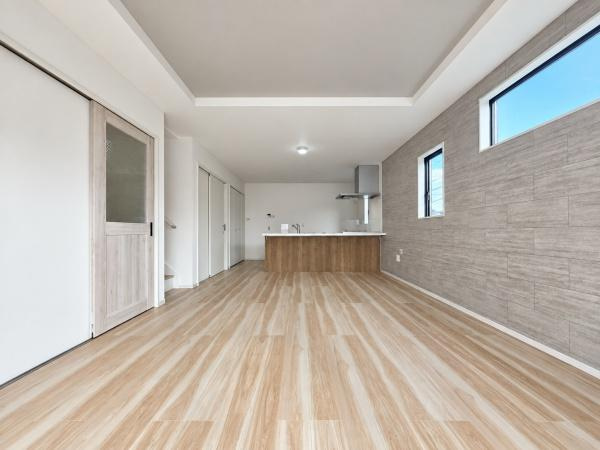 横浜市瀬谷区阿久和西２丁目の新築一戸建の居間・リビング|窓からは明るい光が差し込みます！
電気をつけなくても明るいです。


