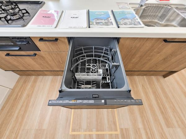 横浜市瀬谷区阿久和西２丁目の新築一戸建のキッチン|食洗器付きなのは家事の負担を軽減してくれる嬉しいポイント♪