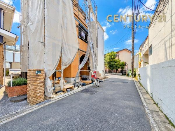 横浜市港南区笹下５丁目の新築一戸建の前面道路含む現地写真|周辺は落ち着いた街並みになります。
子育てにはぴったりの住環境♪
